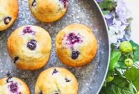 Blueberry and Blackberry Muffins with Sweet Crumble Topping