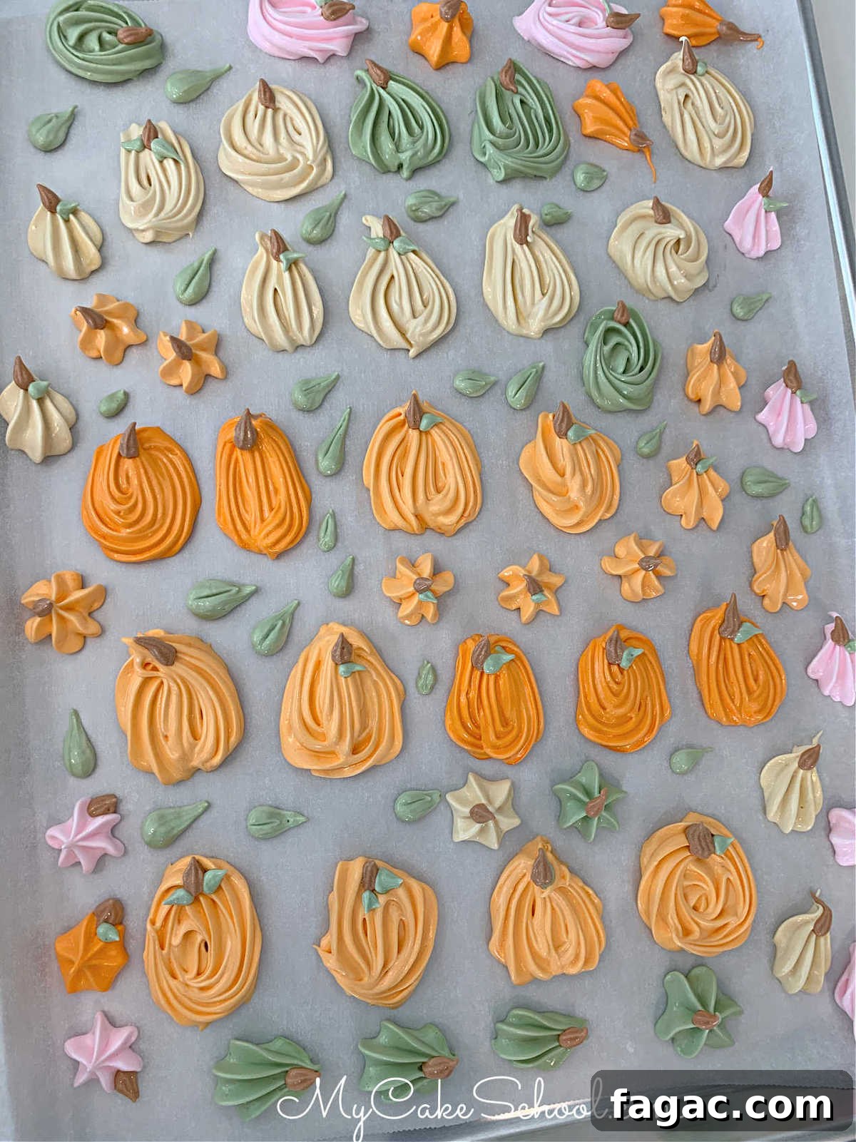 This Pumpkin Meringues Cake is perfect for fall celebrations! Learn how to make it in our free cake video tutorial! Pumpkin Meringues Cake