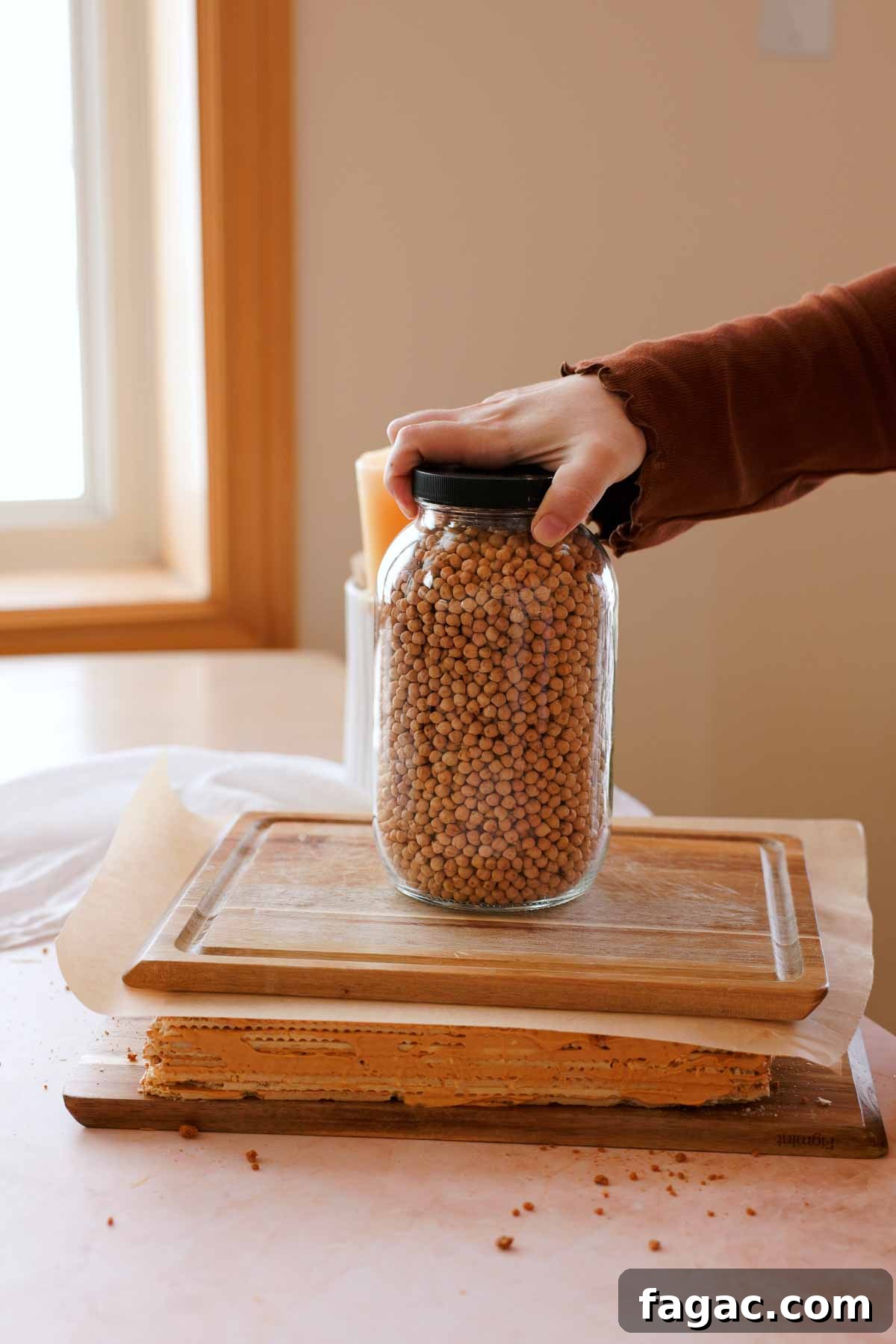 putting jar of chickpeas over dulce de leche cake to weigh it down